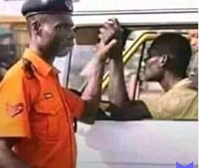 Babangiida1's tweet photo. Only Nigerians will understand this kind of powerful handshake 😂🤣 https://t.co/Bb9TJILBeK