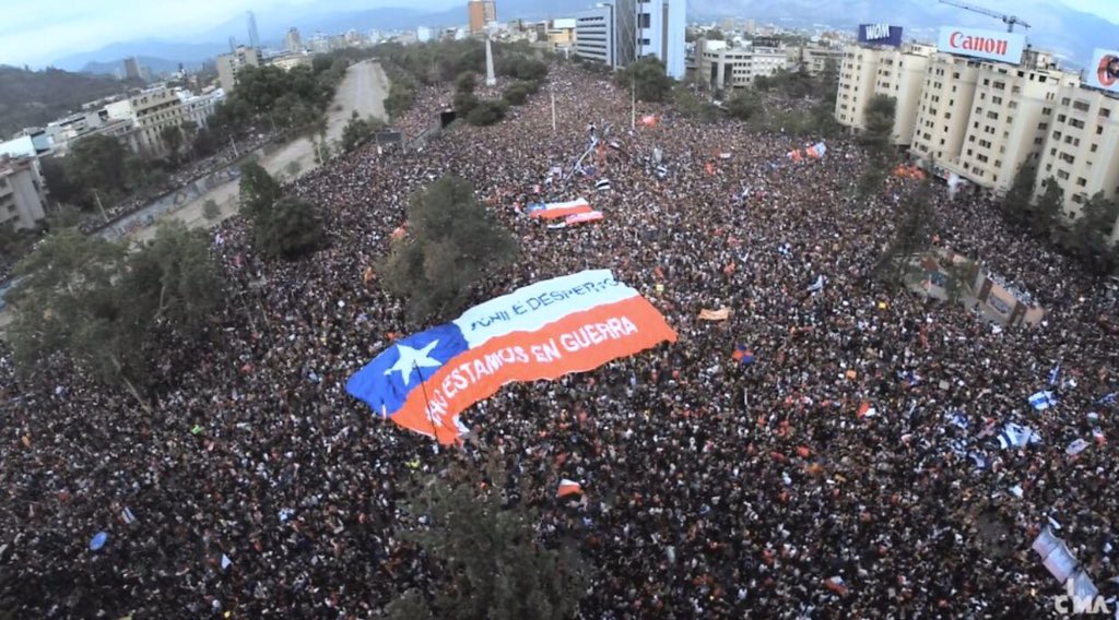 softaevmila's tweet photo. SUBEN LA CANTIDAD DE PERSONAS CADA MINUTO, MAS DE UN MILLON SOLO EN SANTIAGO, TODO CHILE ESTA MARCHANDO EN SUS REGIONES
#LaMarchaMasGrandeDeChile https://t.co/BRsWBuPVcB