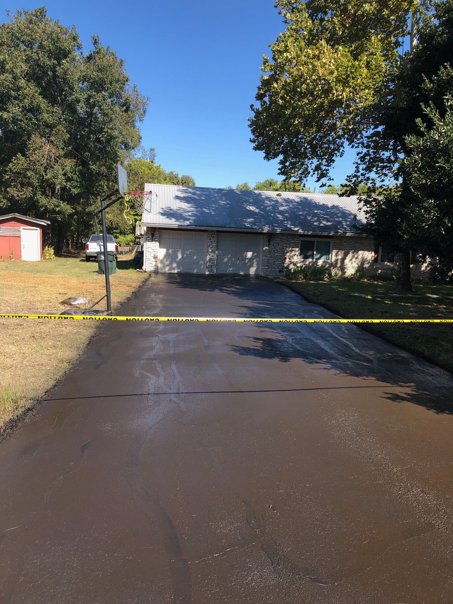 StellarAsphalt's tweet photo. We only have a couple of days of warm weather ahead of us. All seal coating operations will be stopped once the temperature doesn't reach above 80 degrees. Call to get your asphalt protective before it's too late. #SealCoating #AsphaltMaintenance https://t.co/1vTHH8GmLo