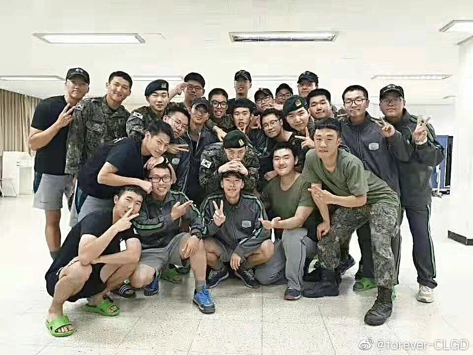 UnitedFrenchVIP's tweet photo. [2019/10/25] PHOTO – G-Dragon avec sa compagnie https://t.co/44ITrdEu5R https://t.co/7GntpQ7EVJ