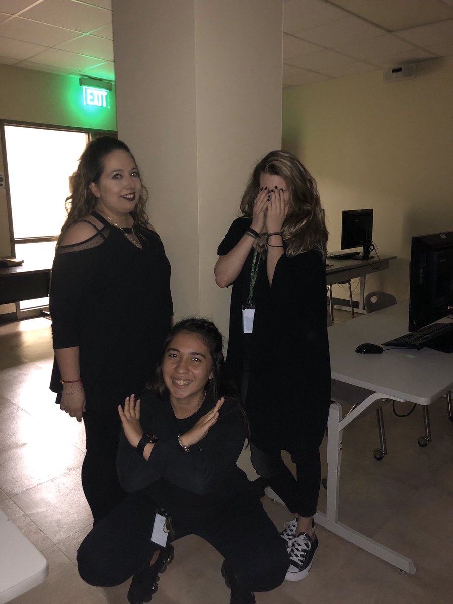 MsMillerTheRea1's tweet photo. I went the extra step in turning the lights out on drugs by covering my eyes #RedRibbonWeek2019 @MCJHGators @PrincipalPaz https://t.co/MC2JVw7Nz3