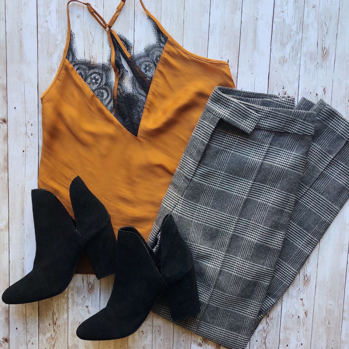 plaid trousers two ways 😍 don't forget, shop these pieces for 20% off in our Friends + Family sale: cur.lt/2Pa1JUM