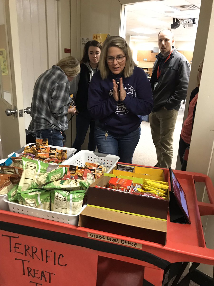 dkunsman's tweet image. Staff work day- a perfect time for a visit from the Terrific Treat Trolley! #cfmsrocks #mightycardinals