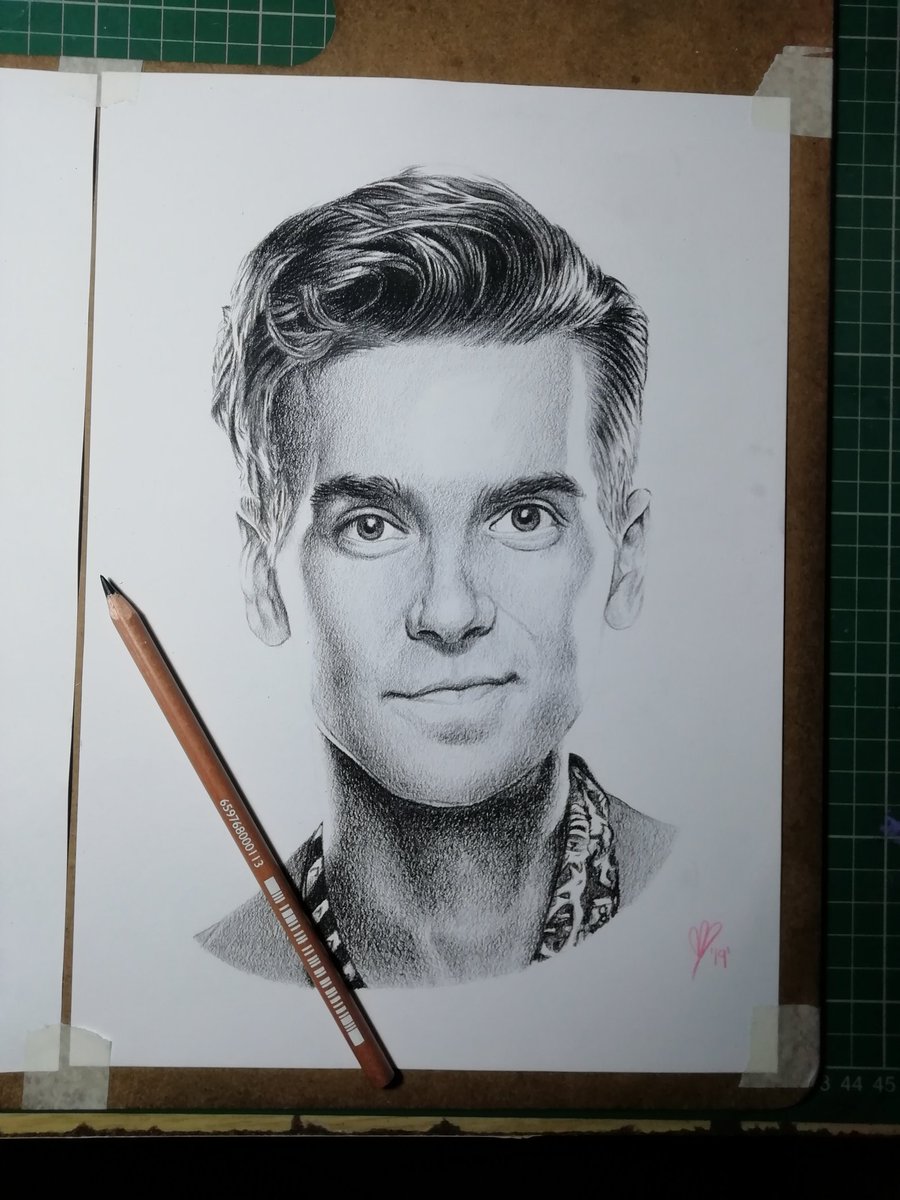 antonybagleyart's tweet photo. Sorry it's late in posting but here's my finished drawing of @Joe_Sugg I hope you like it? It was alot of fun to draw! #joesugg #sugglife #youtuber #vlogger #art #drawing #fanart #FanArtFriday @dbuzz6589 https://t.co/bQriLnsMYk