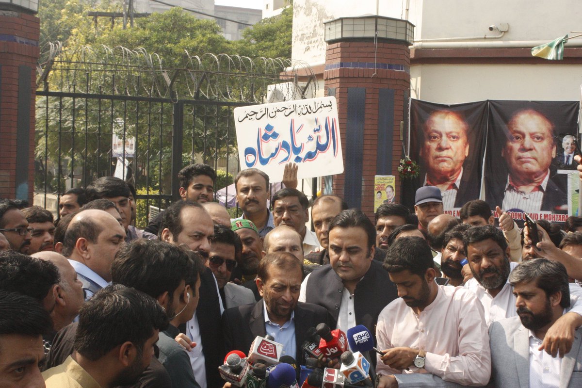 MQMPunjabPak's tweet photo. سربراہ تنظیم بحالی کمیٹی ایم کیو ایم پاکستان ڈاکٹر فاروق ستار سروسز ہسپتال لاہور میں سابق وزیراعظم پاکستان میاں نواز شریف کی عیادت کے موقع پر لیگی رہنماء رانا مشہود کے ہمراہ میڈیا کے نمائندوں سے گفتگو کر رہے ہیں۔ 
@DFSMQM @ORCMQM @PmlnMedia @ranamashhood https://t.co/u4pnHPEP0T