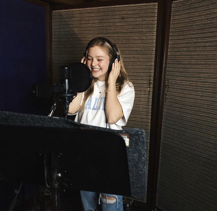 unitersupdate's tweet photo. Sofya acabou de postar essa foto onde a mesma se encontra no estúdio de gravação. Será que vamos ouvir a voz dela em alguma música do NU? ATENTOS! 👀 https://t.co/YOiH76FUMh