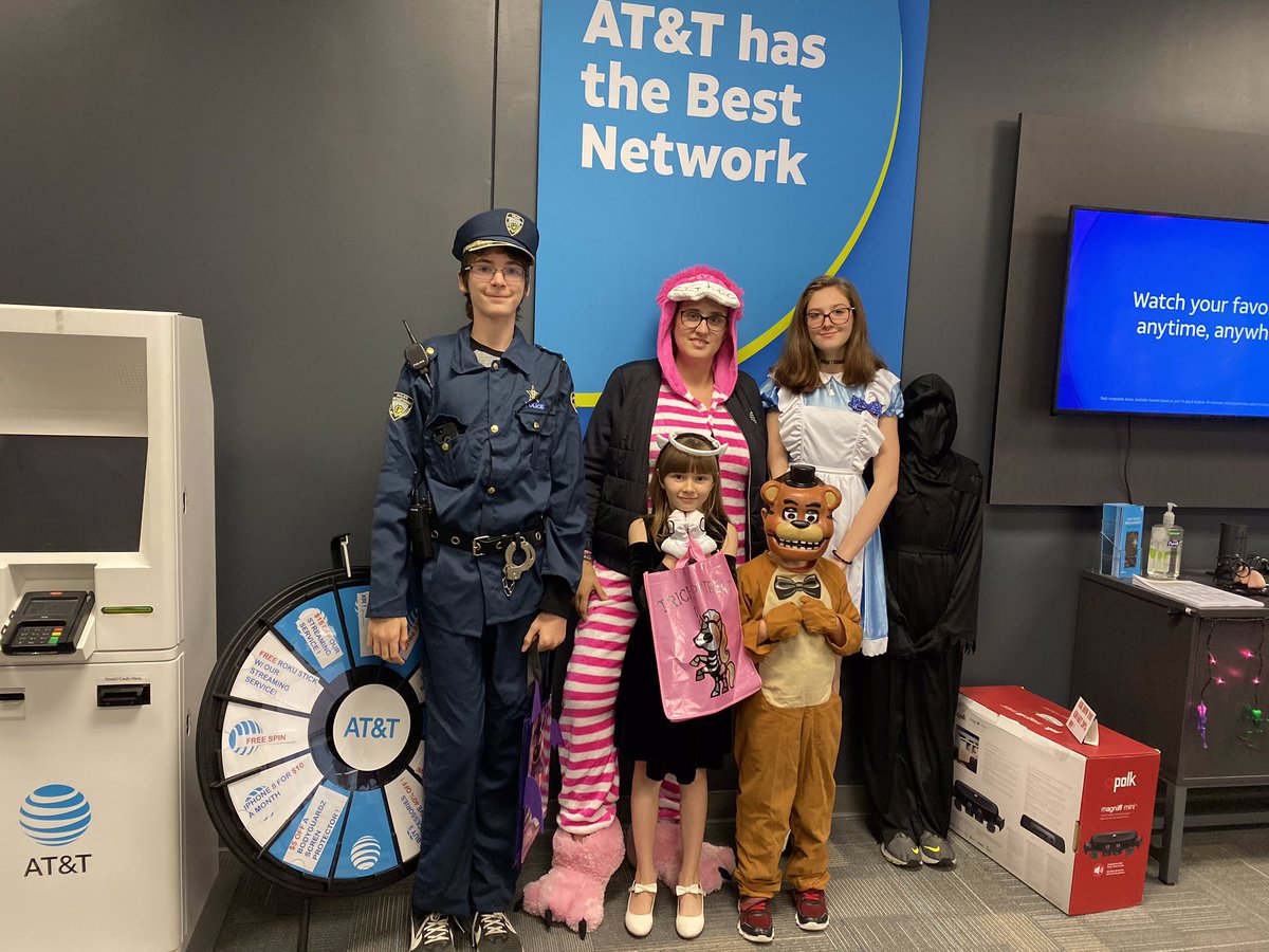 When it’s mall trick or treat and you bring your family <a href="/LalaFremont/">Lala Fremont</a> <a href="/outlets_premium/">Team #POP ‼️</a> <a href="/PremiumOutlets/">Premium Outlets</a> #LifeAtATT #ohpa #OHPAleadHER
