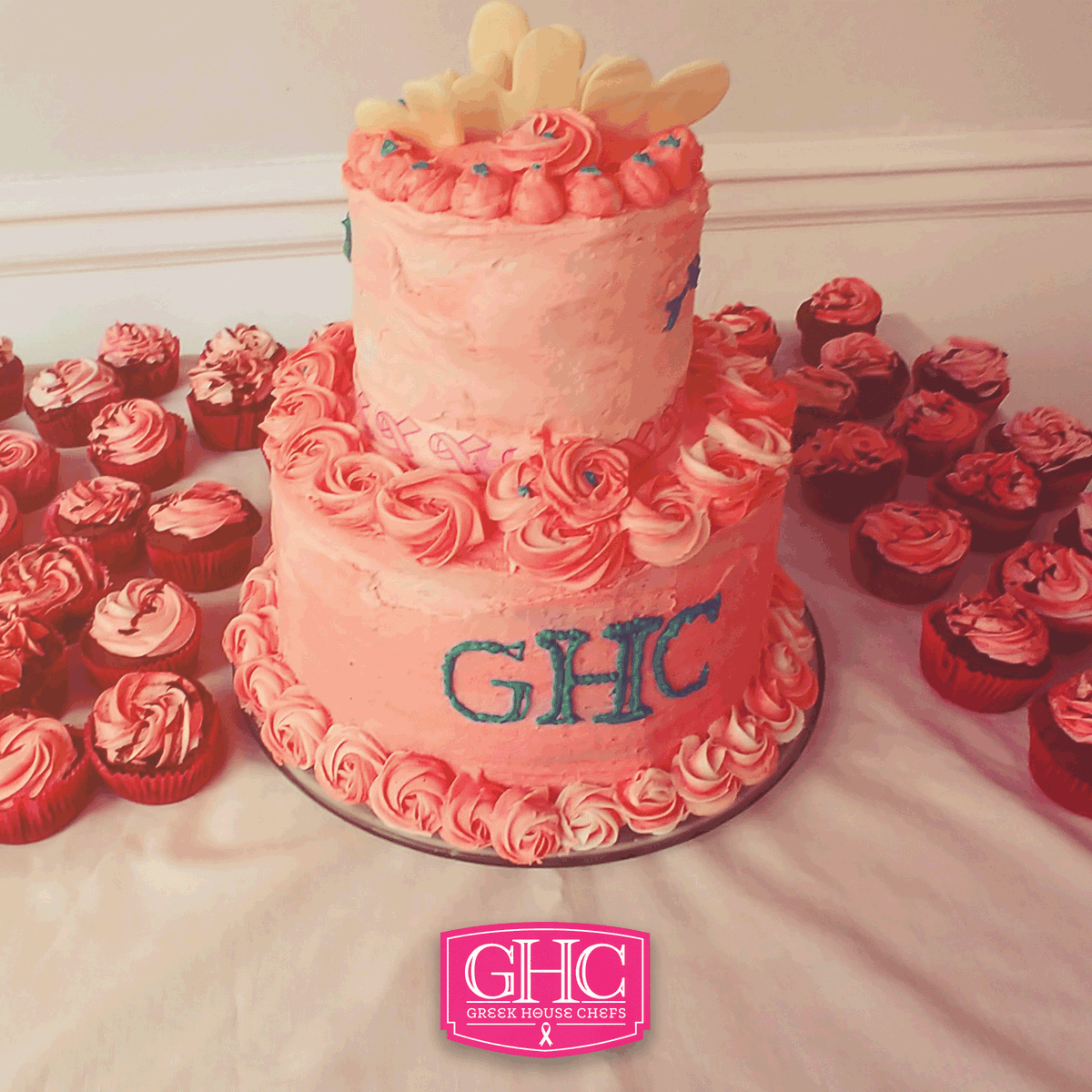 GreekHouseChefs's tweet photo. #BlueCoatChef Leandra made the most beautiful cake to show her support of #breastcancerawarenessmonth and we are still so in love with it. Needless to say, the ladies at ohioupiphi were thrilled!
#ghc #greekhousechefs https://t.co/OkXSrcPEaV