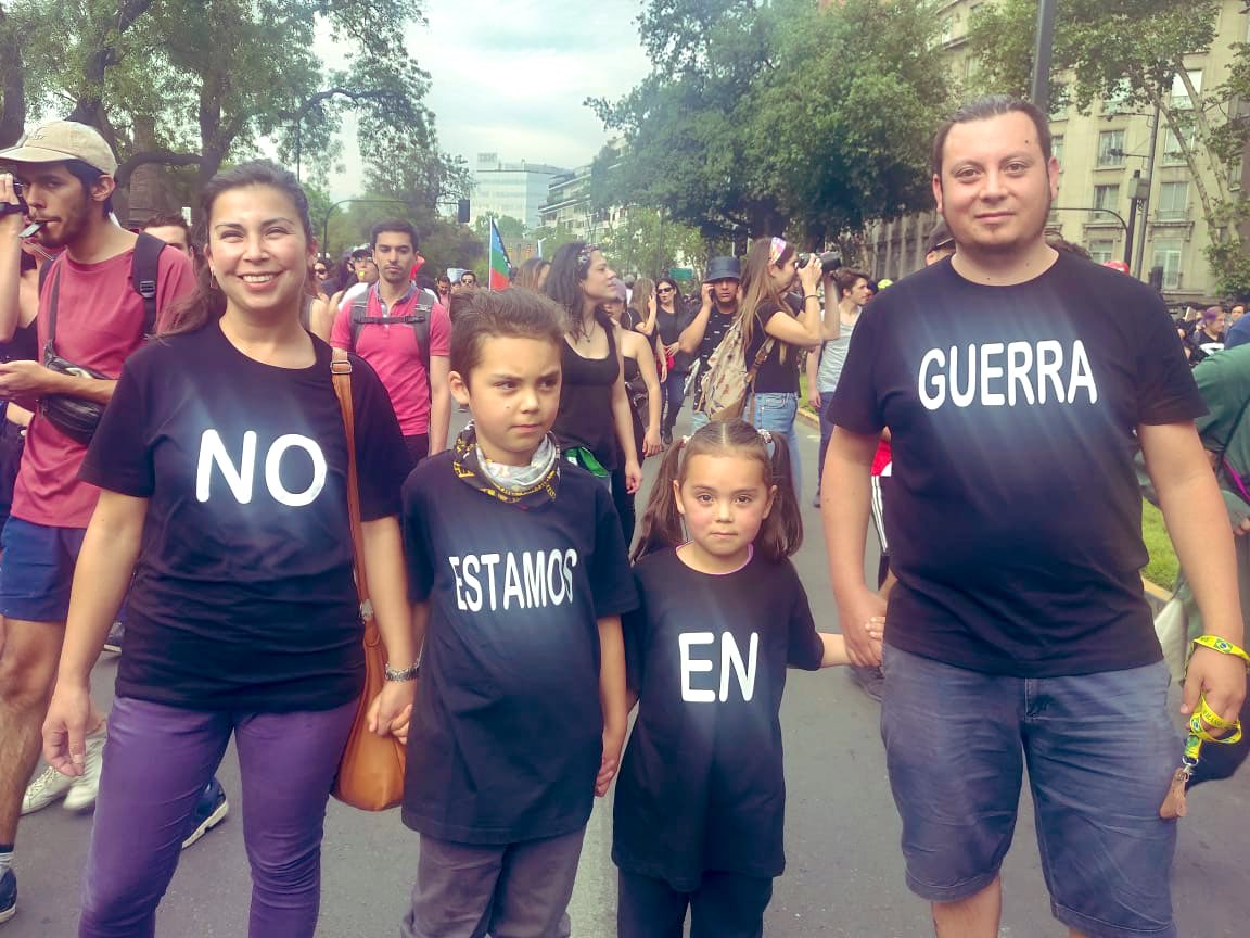 Este es nuestro 🇨🇱, el que camina junto, el que no tiene miedo, el que se ama por el bien común, El que no discrimina condicion social, El que levanta su bandera hacia sus derechos, el que transforma la palabra guerra en UNIÓN y AMOR 
ESCUCHA SUS LATIDOS ♥️
AYÚDALO!!!