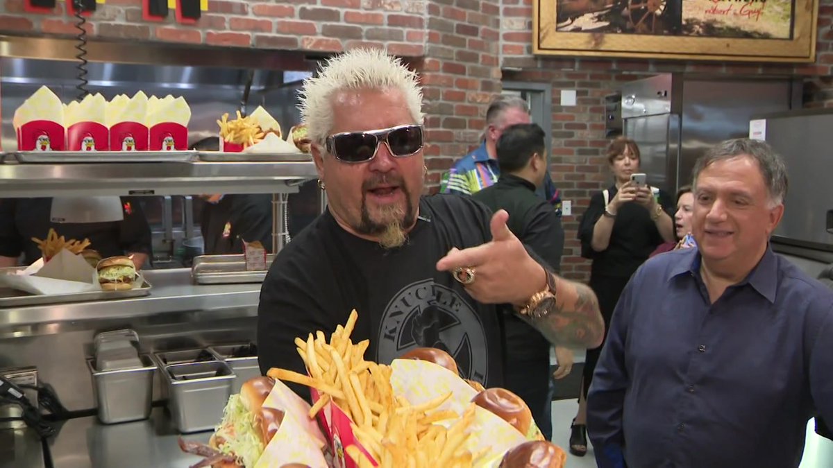 Food Network's Chef Guy Fieri brings 'Chicken Guy' to South Florida cbsloc.al/3442mTX @GuyFieri opens @chickenguy in @AventuraMall #flavorland #fieri #foodie #chefs