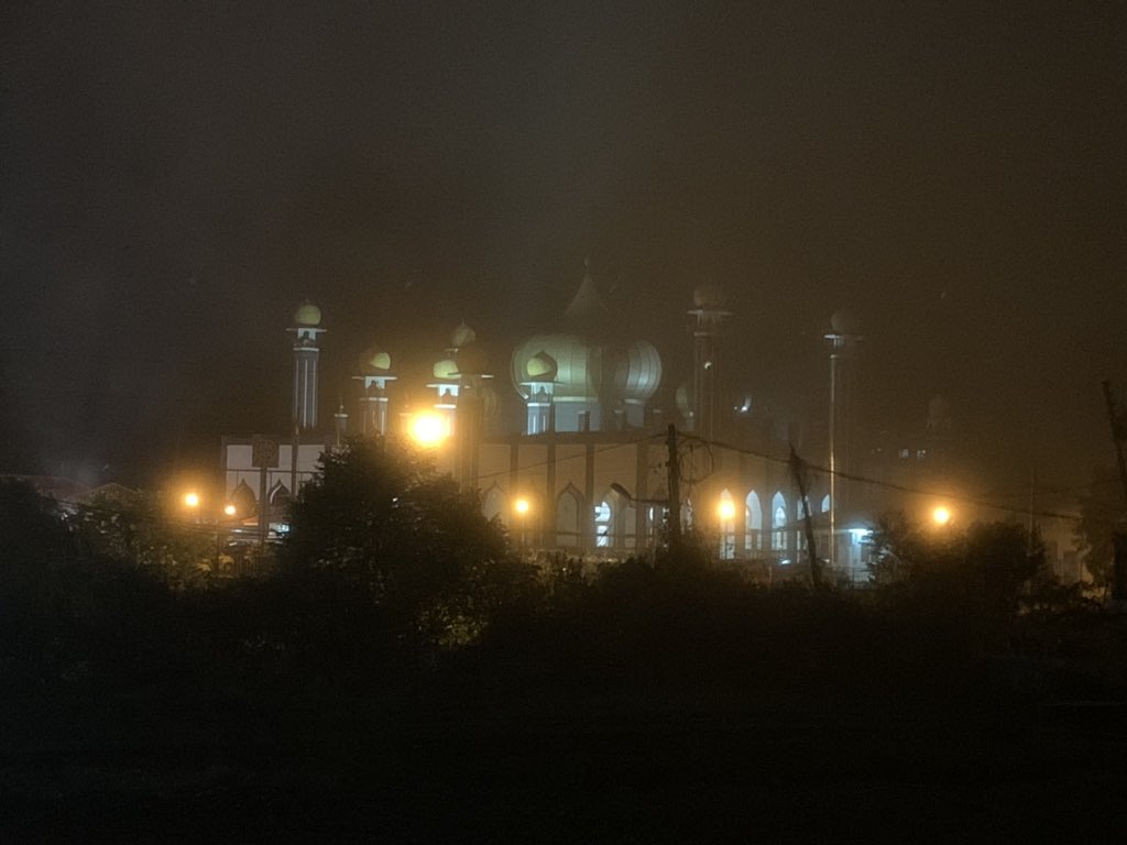 Kuala Lipis was engulfed in fog when we arrived. A few minutes later the call of prayer from the beautiful mosque was made. &ndash; bei  KTM Kuala Lipis Railway Station (Stesen Keretapi)