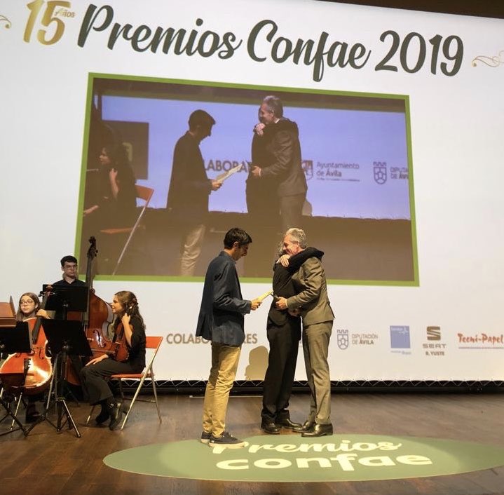 jfcohdez's tweet photo. Enhorabuena a @Confae por la perfecta organizac. d #premiosconfae, a los premiados por su esfuerzo y ejemplaridad y a la presentadora, @PaulaFront24, que lo ha bordado. Y gracias por permitirme entregar 1 de los premios más bonitos de la noche a José A., implicación empresarial https://t.co/pFnUeSKw8L