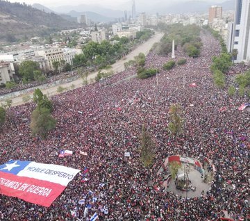 #LaMarchaMasGrandechile realmente asombrosa la voluntad de este pueblo, que por más de 30 años se ha calado al "pinochetismo" encarnado en falsos demócrata. Hoy desafían al infame toque de queda con la fuerza de Allende y sus amplias alamedas.