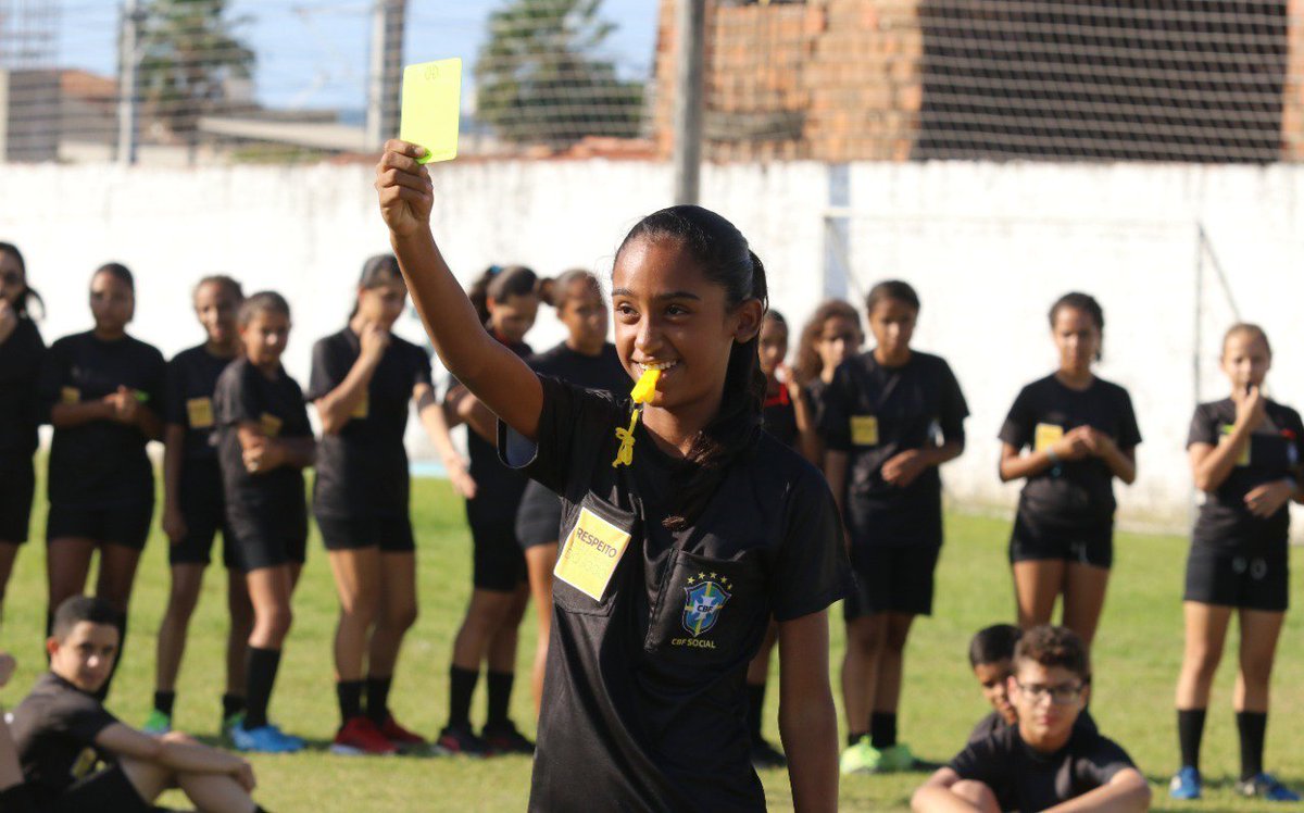 FCFutebol's tweet photo. Apitinho de Ouro: noções de apito e técnicas da bandeira marcam a tarde de atividades dos jovens
https://t.co/IEiabsp25C
📷Pedro Chaves/FCF
#arbitragem
#CBFSocial
#futebolcearense https://t.co/K7JWKtkFFY