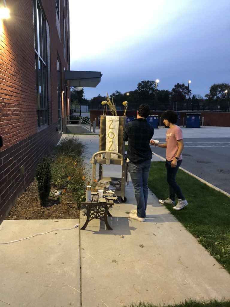 stonebrakerFHS's tweet photo. WHAT? It’s 6:30 PM and these guys are still here! FHS Juniors rock! They are determined to make this years homecoming a great one! #fhsoneteam #classof2021 #juniors #fhs #dedication https://t.co/M0kVzslPLN