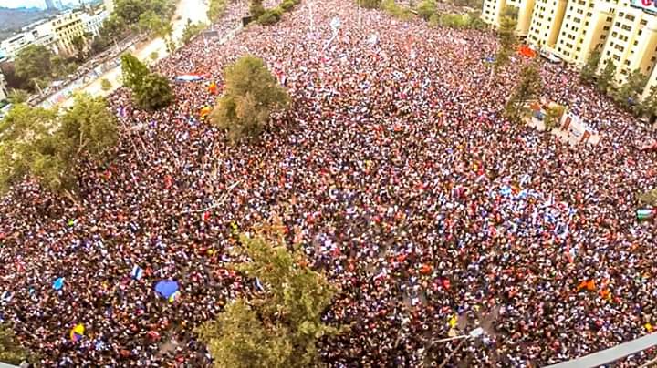 Somos2V's tweet photo. Inicia en Santiago la Marcha más grande en la historia de Chile 🇨🇱 en contra de las políticas neoliberales de Sebastián Piñera. #ChileSomosTodos #NicaraguaTrabajoyPaz #PLOMO19 https://t.co/rEndlOke5T