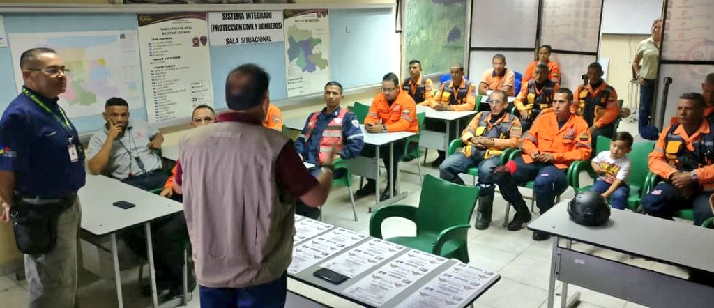 SistemaCarabobo's tweet photo. #25Oct Felicitaciones a los 14 efectivos que aprobaron el Curso de Comando Motorizado, especialistas en atención prehospitalaria. Esta formación se desarrolló durante 2 meses y estuvo a cargo del Director de #Cefosiem @ninja499 junto a personal @isarvzla #Carabobo https://t.co/gYnhym12QO