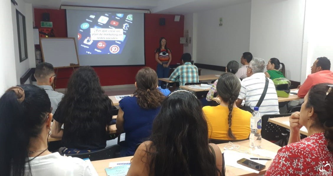 CCHuila's tweet photo. #CCNeiva | Cerramos el ciclo de Módulos de Emprendimiento de la Cámara de Comercio de Neiva. Este viernes hablamos de imagen corporativa y Marketing Digital en Redes Sociales. 

✅ Los esperamos en noviembre con otros módulos de emprendimiento . 

#TalentoE @ArielRinconM https://t.co/G1Di59Hikz