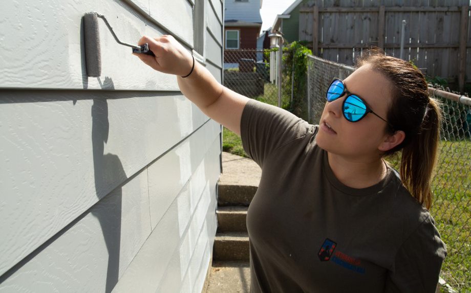 jefffoxhoven's tweet photo. Cincinnati Bell's Employee Resource Group, #VALOR, had members working at a 76 year old Veteran’s widow house in Ludlow, KY. They painted aluminum siding, doors, and entire exterior of the home! #Giveback #ItsInOurFiber https://t.co/XOxOatkHUw