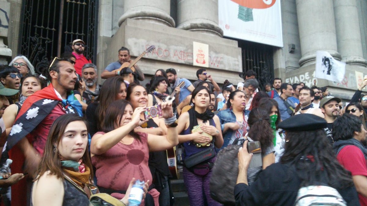 PiensaPrensa's tweet photo. Según datos oficiales 1.200.000 personas se congregan en stgo
#LaMarchaMasGrandeDeChile #RenunciaPiñera #AsambleaConstitiyenteya https://t.co/RVucrCtO52
