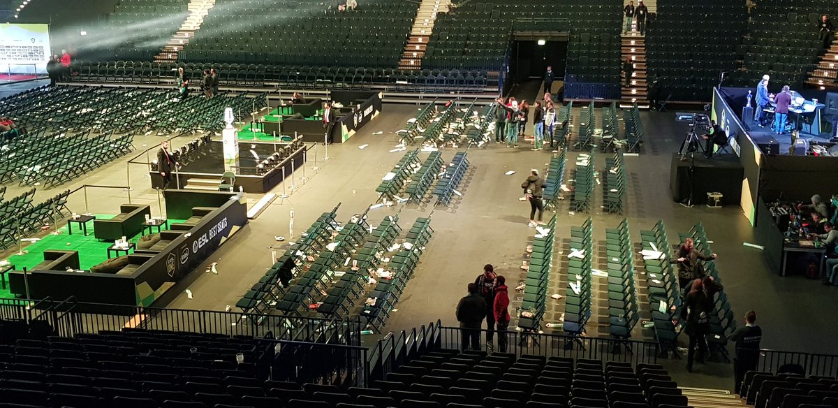 Shame on some people, who cant dispose their own waste, after this great day!
#ESLOneHamburg <a href="/ESLDota2/">ESL Dota2</a> #shameonu #waste