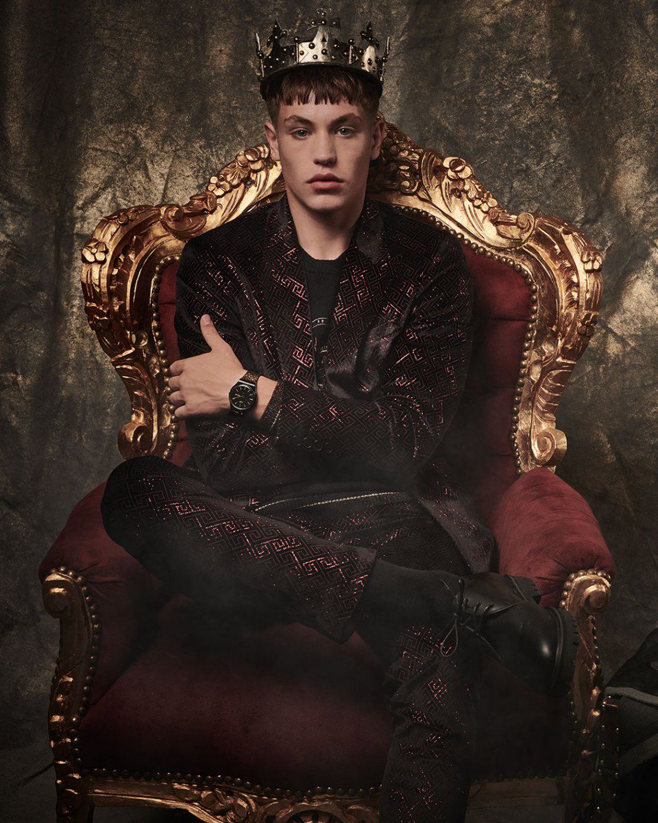 La majestuosidad de ROYAL KEY combina perfecto con el poder de tu personalidad. bit.ly/2NfGG0i #SwatchThis Sé parte de la realeza.