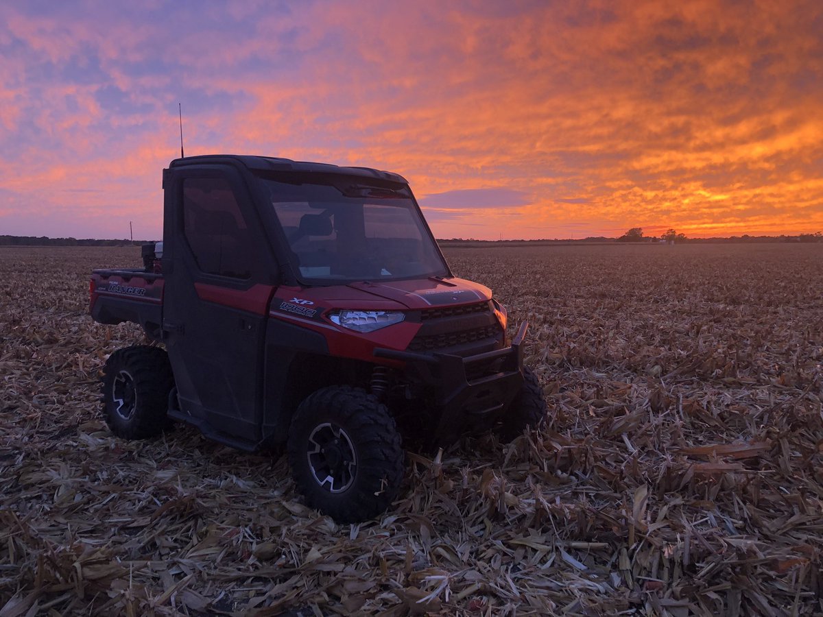 Owens_Ag's tweet photo. Wonderful evening to be taking some soil samples and the sunset was amazing! #sample19 @GranularAg https://t.co/px65nEErAM