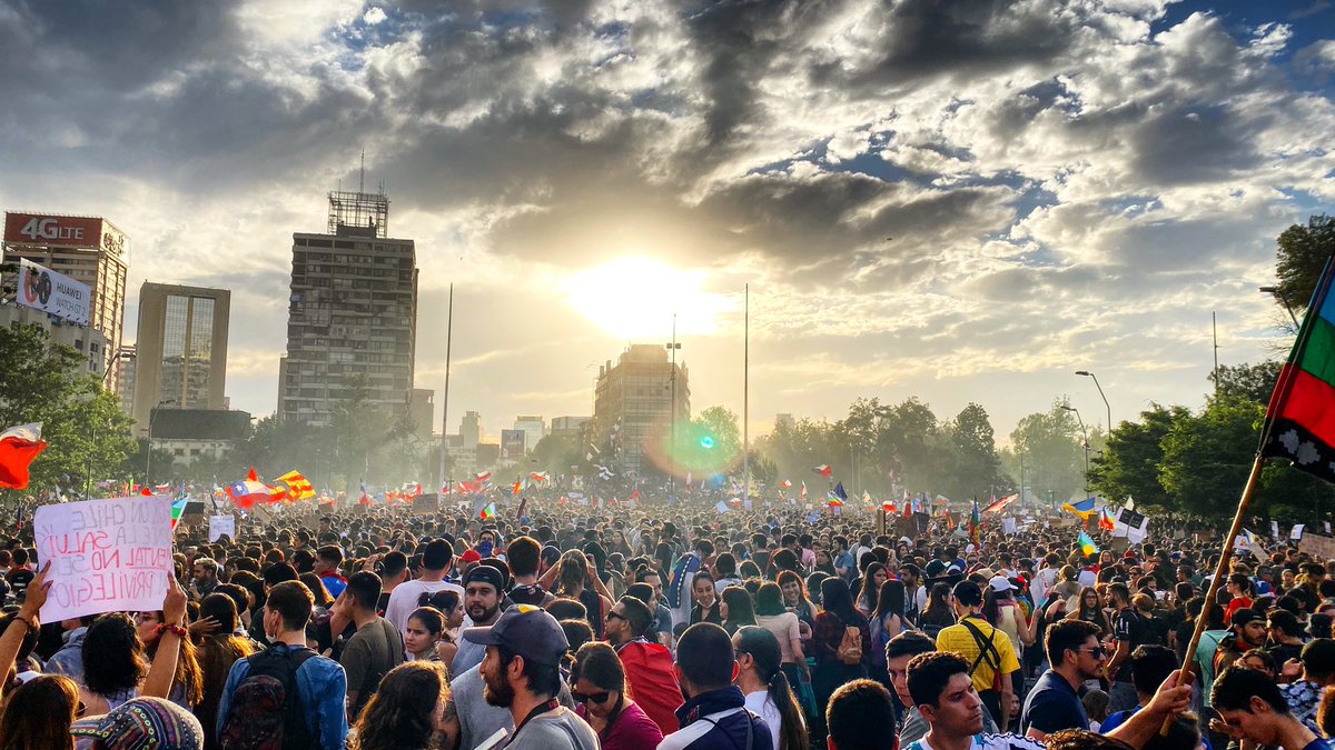 FelipeOvalle's tweet photo. Un millón de personas que marcarán mi vida para siempre. #LaMarchaMasGrandeDeChile 🇨🇱 https://t.co/zFl9h3pGGn
