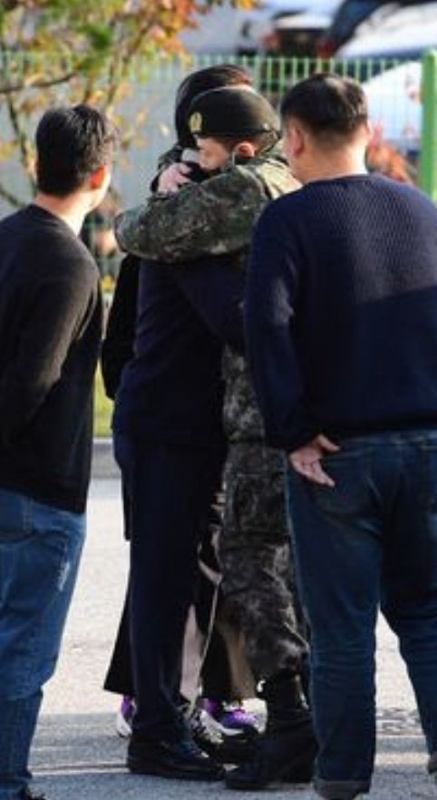 ACTJISUS's tweet image. I'm crying these are the softest cutest photos of the day so far my heart is so happy and warm 😭💖

Jiyong                     Jiyong
with a                      with his
Baby                        Dad

#권지용_바람처럼_자유롭게
#ONE_OF_A_KIND_GD