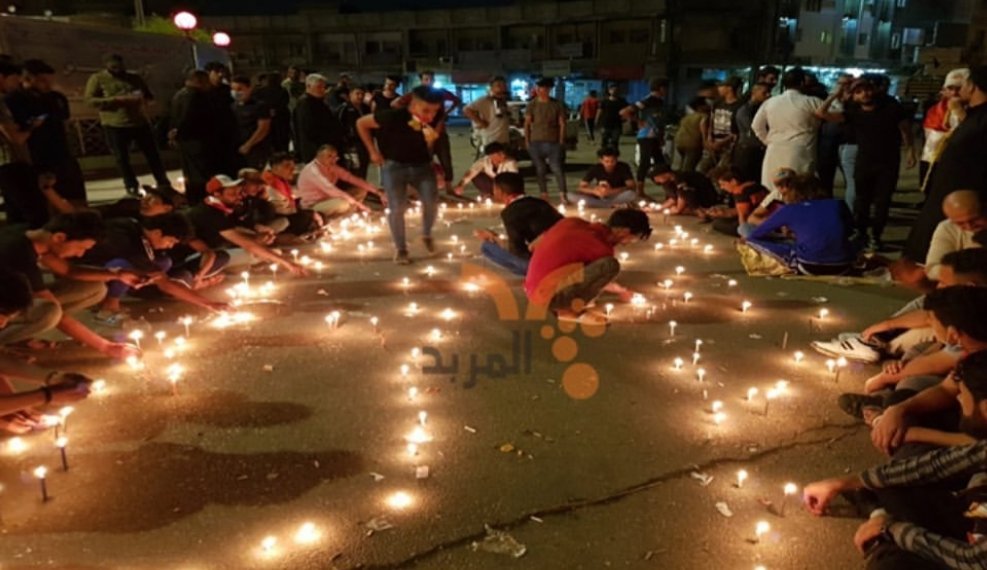 #العراق_ينتفض 
ايقاد الشموع على ارواح شهداء التظاهرات في الناصرية ساحة الحبوبي
🇮🇶🇮🇶🇮🇶
غنيتلك موطني 🇮🇶
وبكاعك شكد غرب
استشهد وانضرب
 وادري الوطن موإلي💔😢
#الناصرية