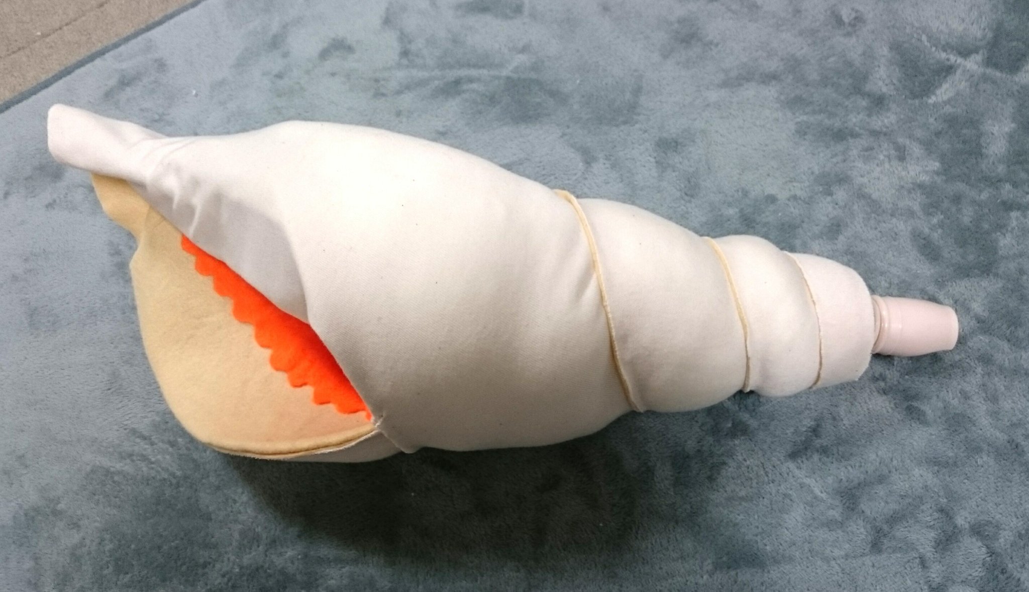 ちぁい ブティックちぁい 千愛 の作り方 メガホンの内側にフェルトを貼り リコーダーも中に入れます メガホン の外側にもフェルトを張るのですが フェルトとメガホンの間に ちょいちょい綿も入れながら 巻いていきます 形はこれで完成ですが
