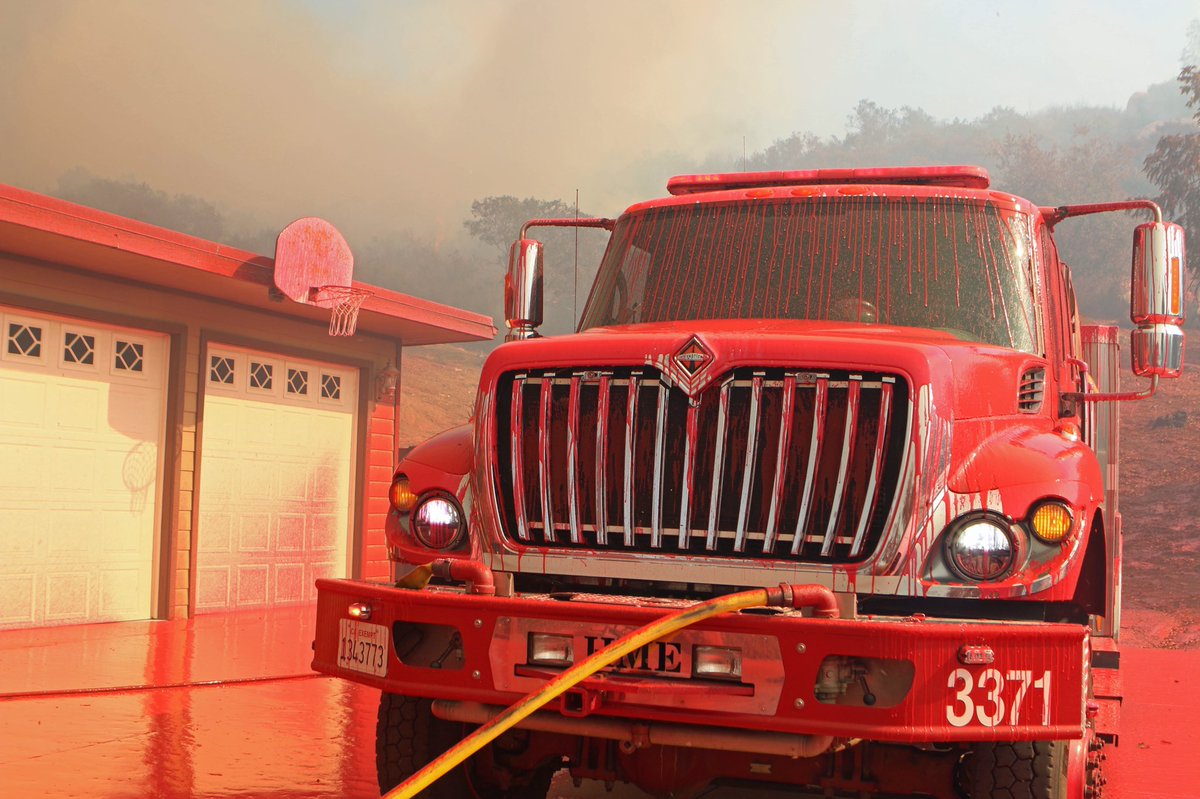 CALFIRESANDIEGO's tweet image. #MillerFire near Valley Center [update] The structure threat has been mitigated. The fire remains 37 acres and 20% contained. Photo Credit CAL FIRE Photographer Jeff Hall