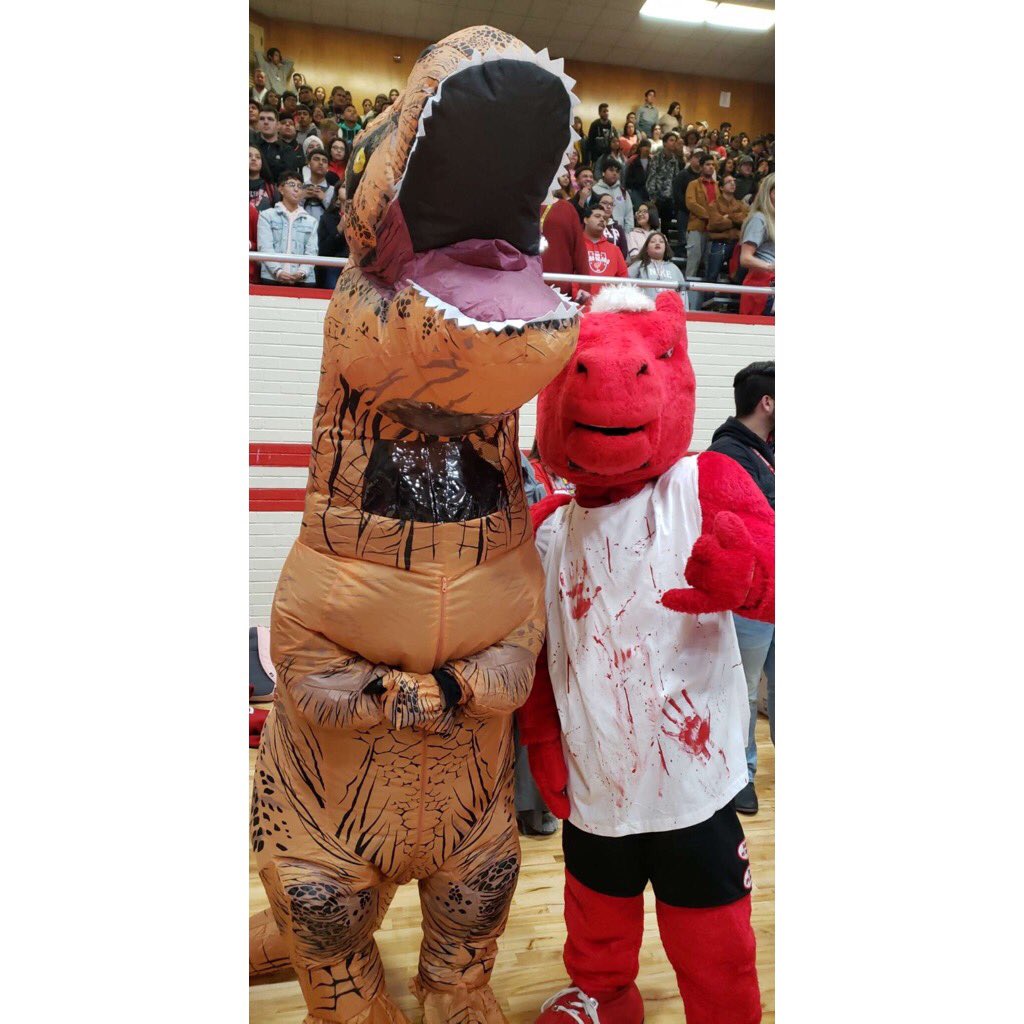 ohsbigred's tweet photo. Halloween Pep-rally was a success!👻🎃💪🏼🐴🦖 https://t.co/IVYvw29XXW