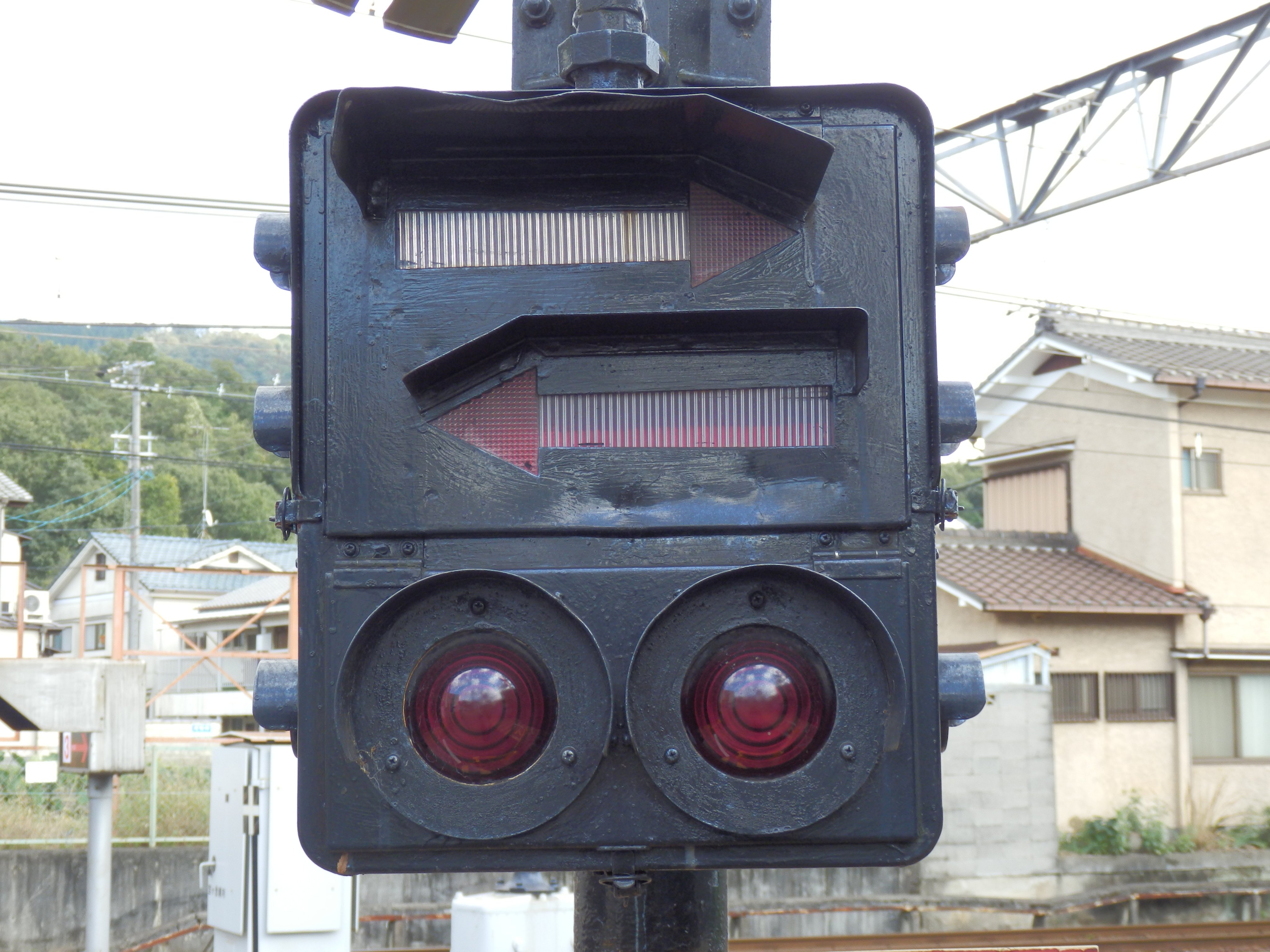 踏切関連機器『360度形踏切警報灯』 | イプロスものづくり
