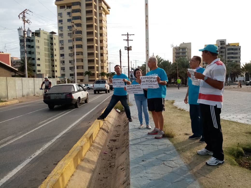 pgalvisve's tweet photo. En #lecheria con los compañeros de @ventelecheria continuamos en las calles de nuestra ciudad en campaña en defensa de la #propiedadprivada contra el censo inmobiliario, que persigue expropiar viviendas y locales desocupados. #ConMiCasaNoTeMetas https://t.co/W1NJpawr8z