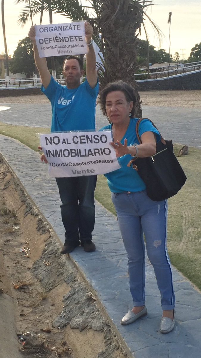 pgalvisve's tweet photo. En #lecheria con los compañeros de @ventelecheria continuamos en las calles de nuestra ciudad en campaña en defensa de la #propiedadprivada contra el censo inmobiliario, que persigue expropiar viviendas y locales desocupados. #ConMiCasaNoTeMetas https://t.co/W1NJpawr8z