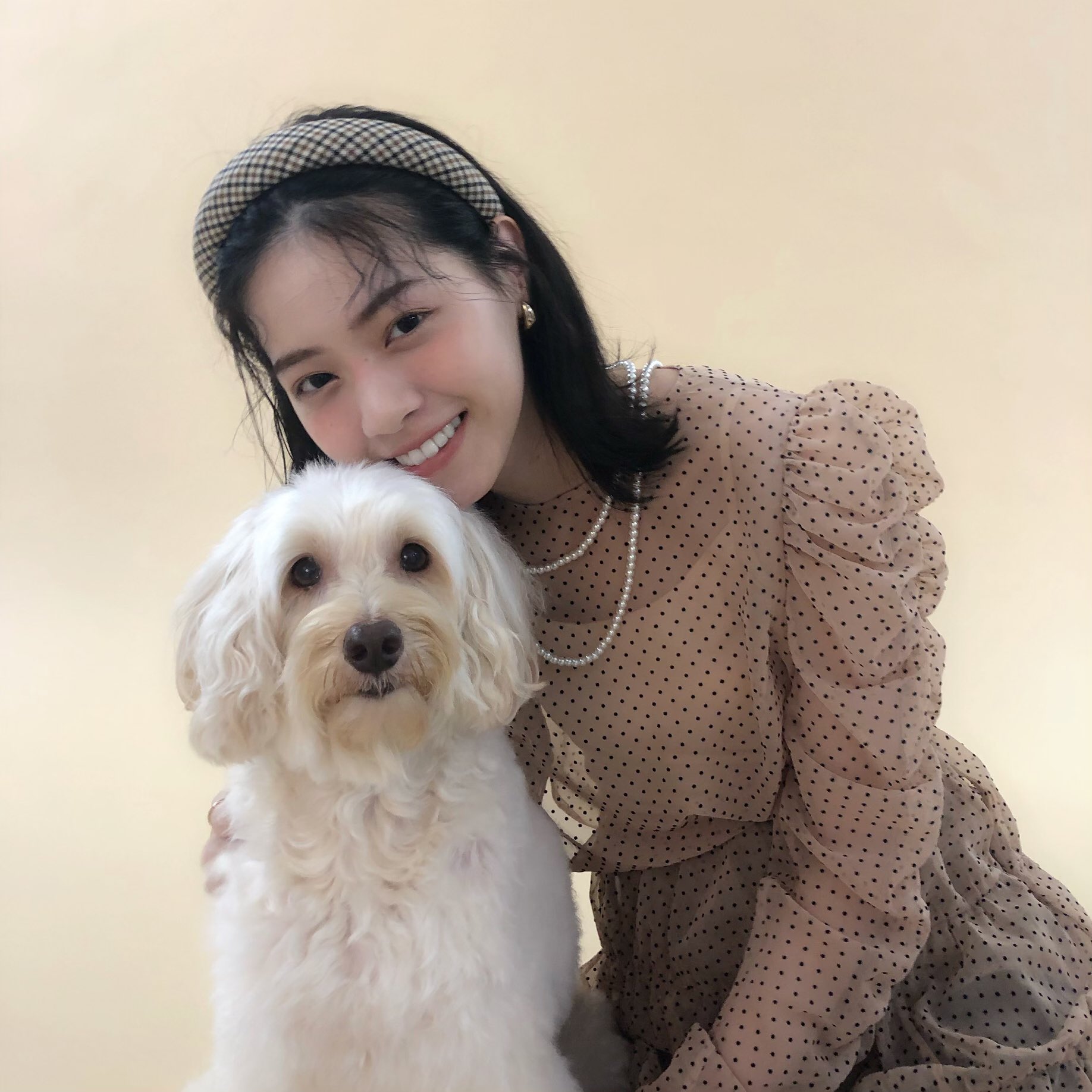 西野七瀬フォトブック わたしのこと 公式 ノンノ12月号 ななせるふ で共演したわんこ 七瀬お嬢様のツーショ どいやさんもわんこ化したふわもこ姿で登場しています 西野七瀬 Nonno わんこの耳が気になるお嬢 1stフォトブック わたしのこと