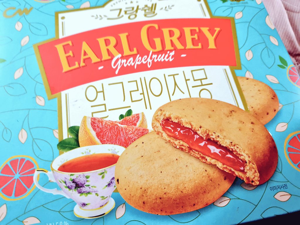 uhjjeoragoo's tweet photo. 아 맞다 얘들아 다들 알겠지만 쿠키는 이거 미만 잡이다 아니 뭔 마트에서 파는 시판쿠키가 이렇게 고급지고 맛있냐 참나... 큰박스는 맨날 1+1하고 작은 박스는 편의점 같은데서도 파는데 진짜 최고임. 꼭 먹어봐... https://t.co/9FTEhTbrIm