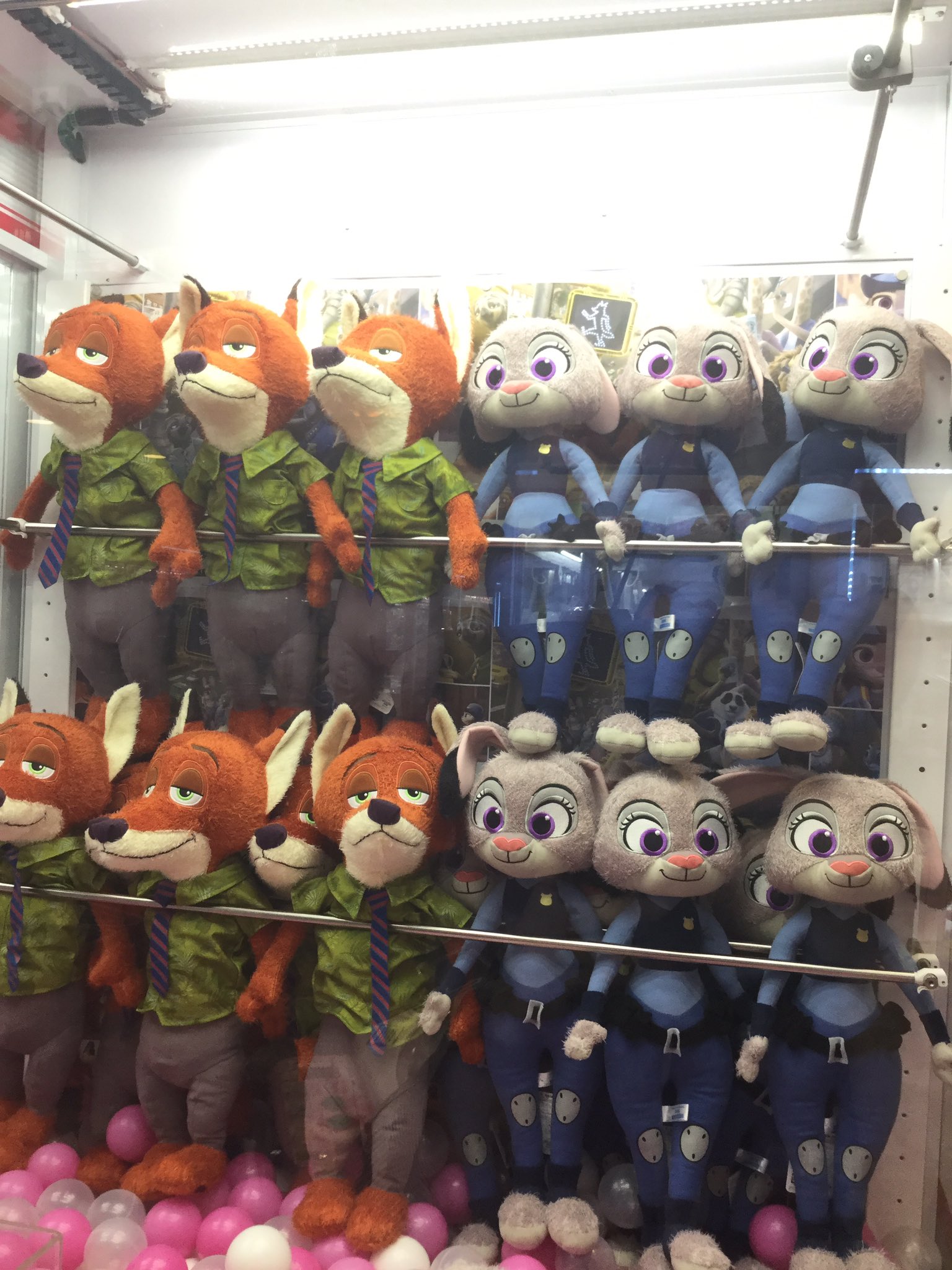 セガ赤羽 景品情報 ズートピア ニック ワイルド ギガジャンボぬいぐるみ ズートピア ジュディ ホップス ギガジャンボ ぬいぐるみ ニック と ジュディ のぬいぐるみが同時展開中 ぜひ2種揃えてお迎えください セガ限定のぬいぐるみです セガ