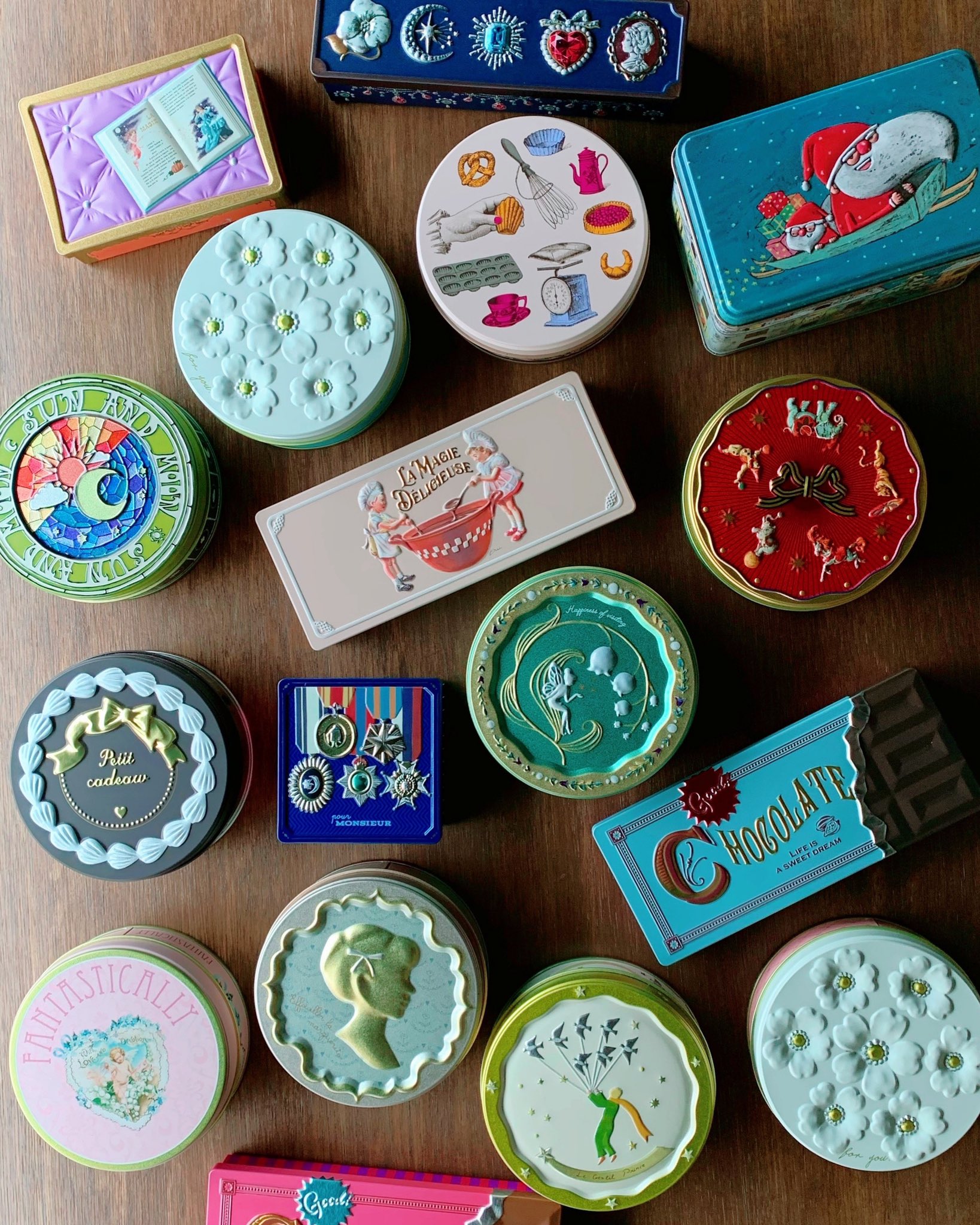 清水しみを お菓子のミカタ 自分の仕事のことは時々伝えないと 誰の何のために仕事をしているのか を伝えることがとても大事だ 誰かのためにがんばる姿に人は共感と好感を持つのだから ちなみに僕はお菓子屋さんと缶好きの人に喜んでもらうために