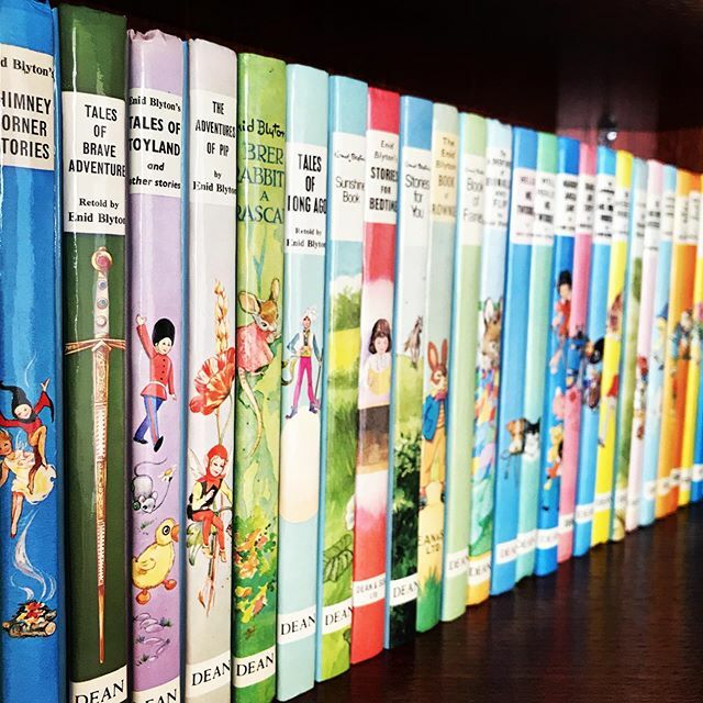 always_josefa's tweet photo. Nothing makes me happier than having my original collection of Enid Blyton on display #finally #enidblyton #waitedalongtimeforthis https://t.co/04PXEHLip4 https://t.co/fbBeFNVOrX
