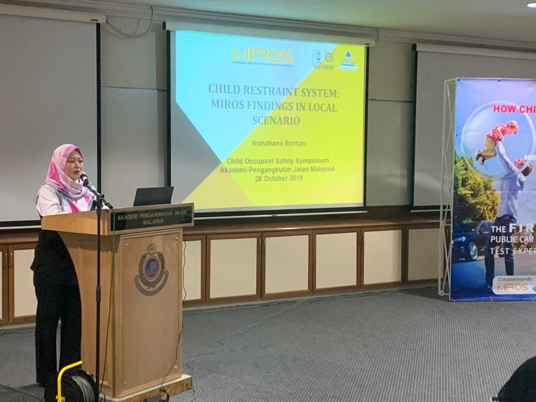 mirosroadsafety's tweet photo. #VSW2019 Day 6 (Now) - 2019 COSSYM: Child Occupant Safety Symposium.  Talk by Nurulhana Borhan from MIROS on Child Restraint System: MIROS Findings in Local Scenario. #MyCRSMandatory2020 @Sitiza406 @MOTMalaysia https://t.co/Vo4Y35hWRu
