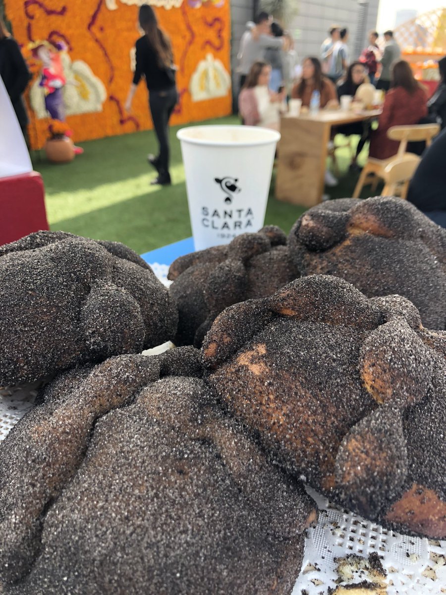 MiguelConde75's tweet photo. Hoy nos tocó probar PAN DE MUERTO‼️ 43 propuestas de 27 panaderías de la CDMX en la #PaneadaSantaClara 2019 Acompañados de un rico chocolate caliente 😋 #SantoMomento https://t.co/OzUBn0Bmfp