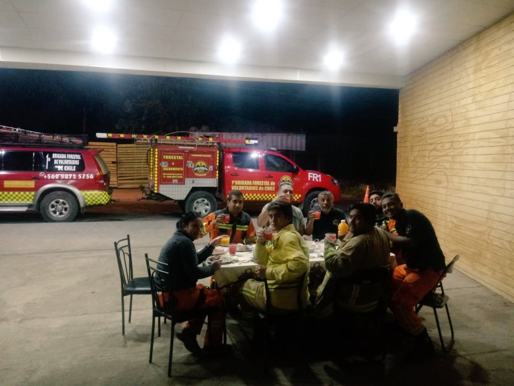 brigadaflorida's tweet photo. Nuestra guardia #BEAF preparada para proteger nuestra #Precordillera  de #LaFlorida
Un abrazo a todos los vecinos que nos trajeron su cuota de cariño.
@alto_macul @CumbresVinaLF #lasperdices #elesfuerzo #loslaureles @LoCanasLF @Lomasdelocanas GRACIAS COMUNIDAD!
cc @radiolaflorida https://t.co/KlLPmqdPdb