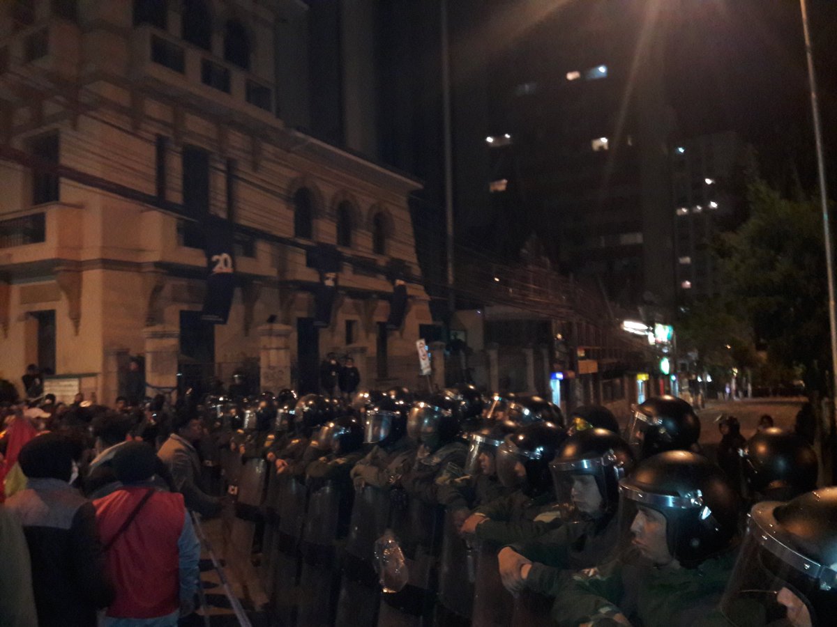 L_MJorge's tweet photo. #deUltimo
@Inmediacionesbo 
#EleccionesBO 

La plaza #Abaroa en la ciudad de #LaPaz es el centro de movilización y rechazó a los resultados que emitió el #TSE  en #Bolivia, las movilizaciones continuan. https://t.co/D06wxCNcXX