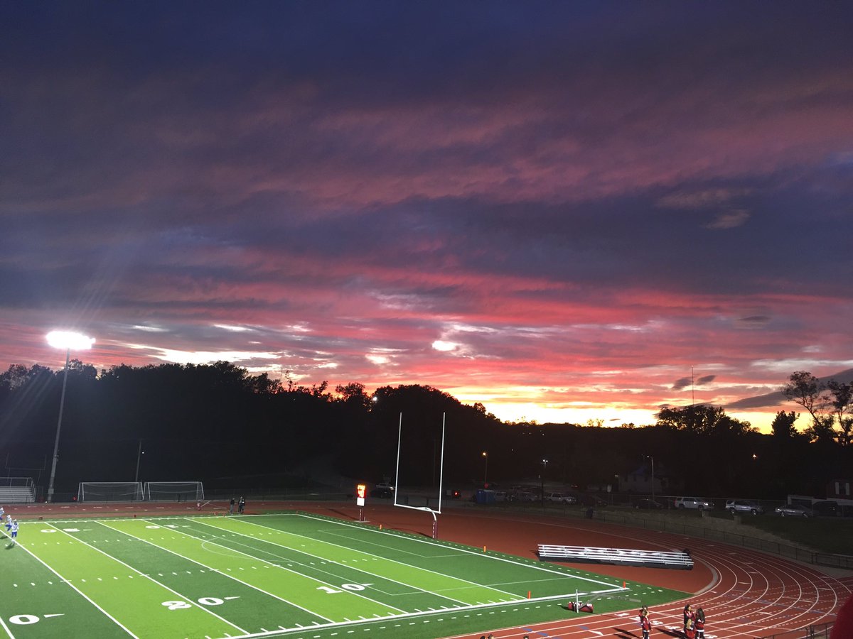 The sun set on the Jefferson City Jays’ chance of a senior night win.

FINAL SCORE:

Rockhurst Hawklets- 37
Jefferson City Jaybirds- 19 @jay_football <a href="/GoHawklets/">Rockhurst HS Athletics</a> <a href="/KOMUsports/">KOMU 8 Sports</a>