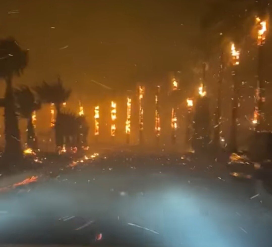 ickagallego's tweet image. Todos súper indignados por lo qué pasó en el Amazonas cuando aquí en México se le hicieron recortes a los programas para combatir incendios de la CONAFOR. Así se vio hoy Baja California.