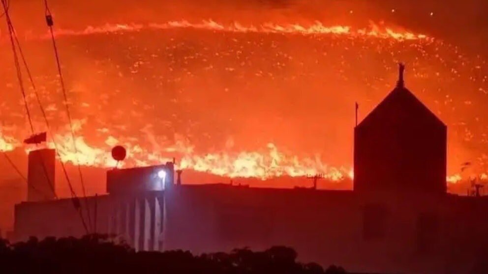 ickagallego's tweet image. Todos súper indignados por lo qué pasó en el Amazonas cuando aquí en México se le hicieron recortes a los programas para combatir incendios de la CONAFOR. Así se vio hoy Baja California.