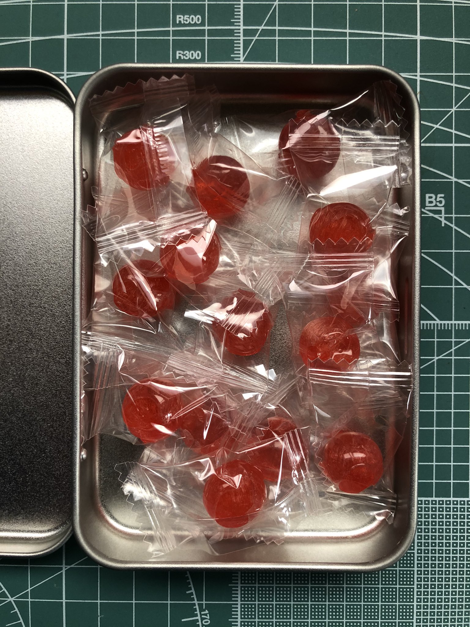 ナカガワアキラ 小さいケース好きなので 無印良品でブリキケース入りの梅キャンディ買いました この缶は 飴 のほか 塩 茶 煎 醤 などがあり それぞれ中身が入っていますが 醤 の缶には 魚の醤油さしが入ってました 使う機会が無