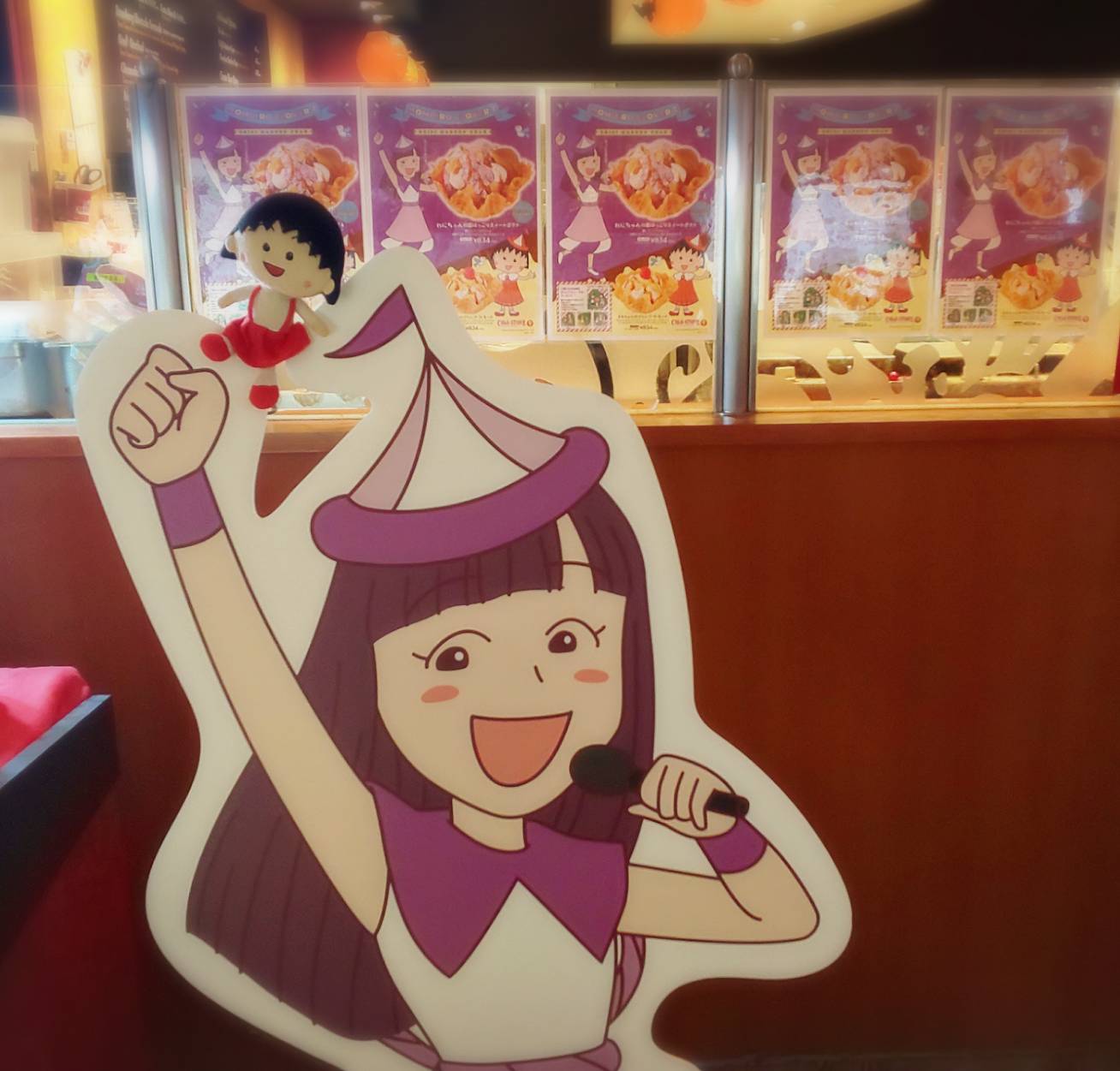 ちびまる子ちゃん 公式 ももクロ まるちゃん コールドストーン こちらはルミネエスト新宿店 アイスは れにちゃんの紫ほっこりスイートポテト お芋のやさしい甘さが美味しいアイス スタッフさんが楽しく歌ってくれます Foryou 詳しくは